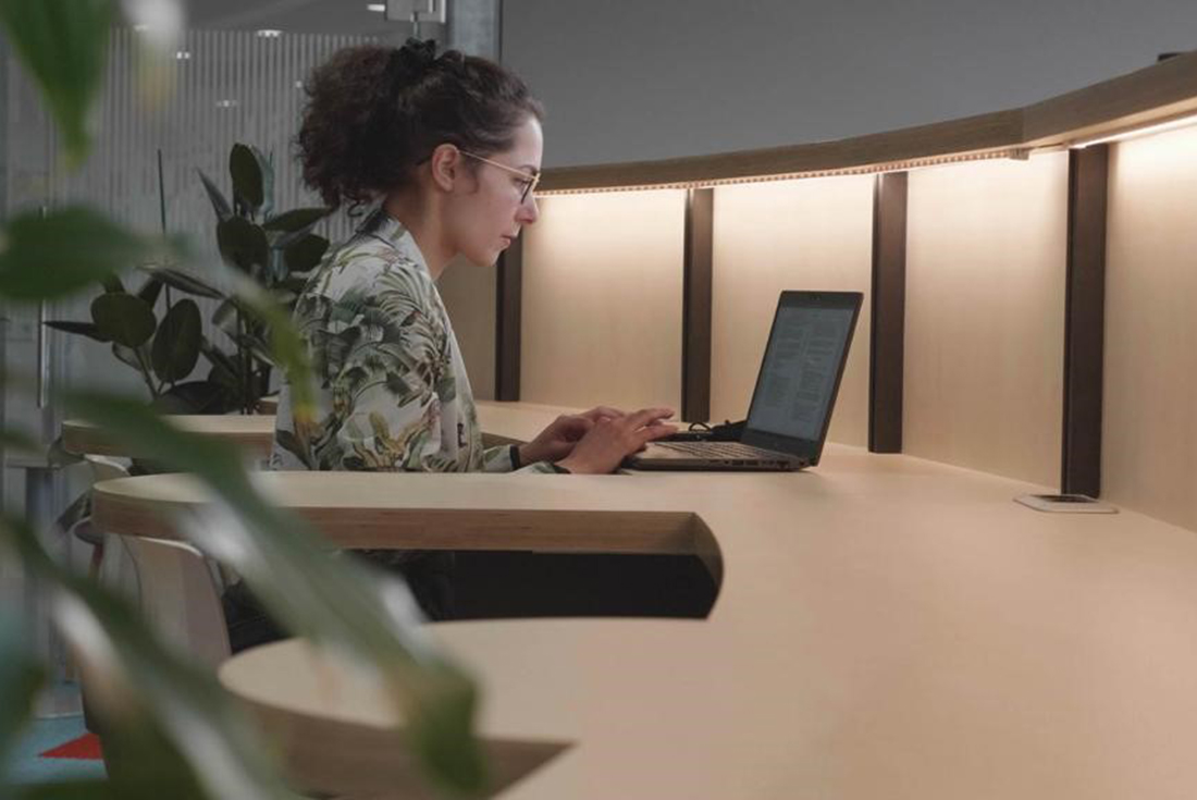 Vrouw werkt op laptop aan bureau