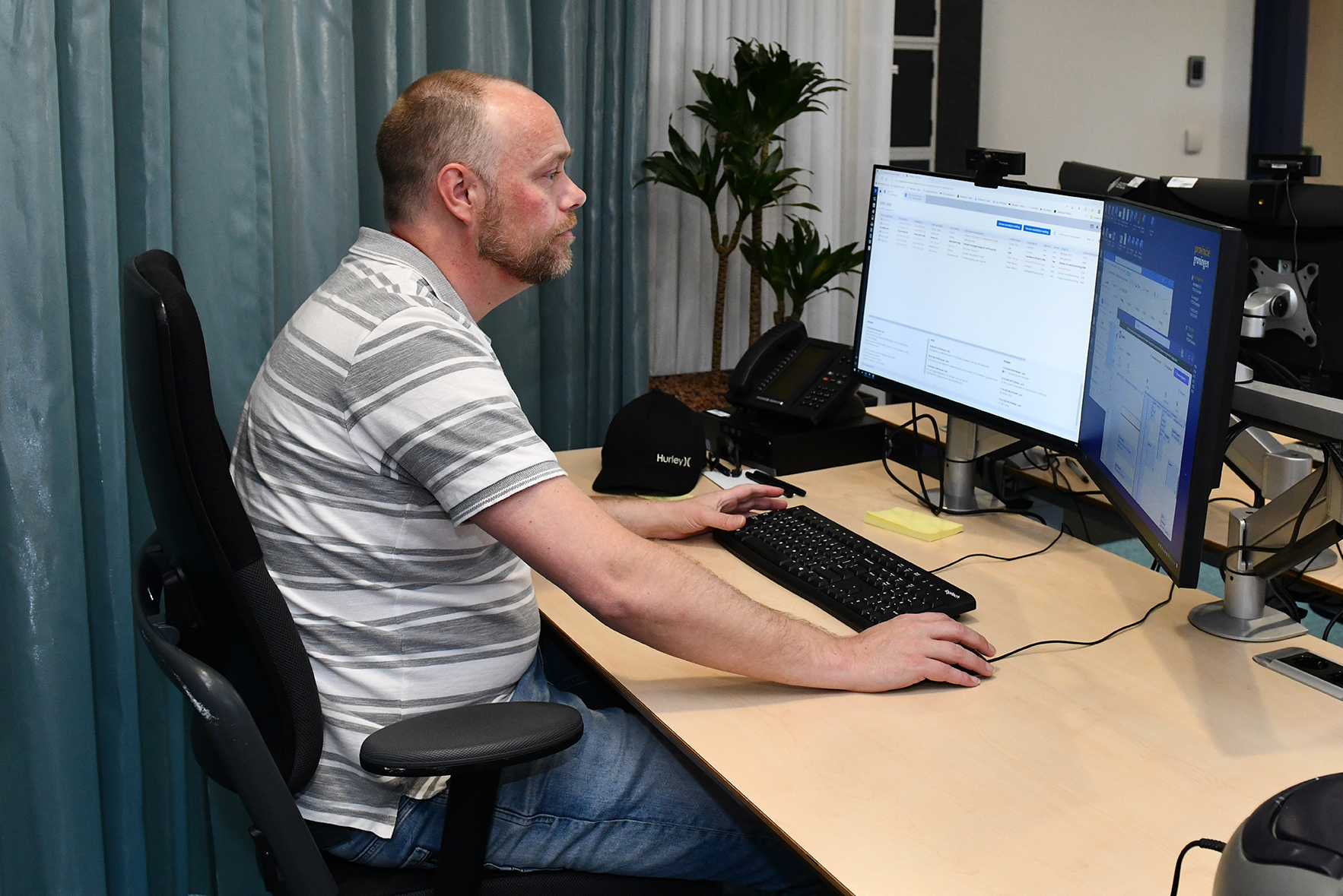 Een medewerker achter een computer scherm