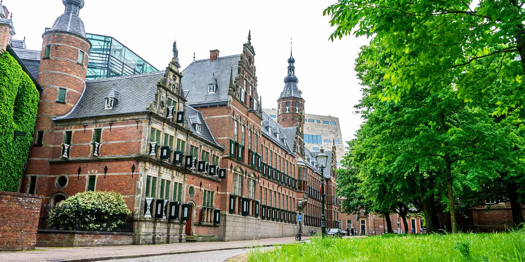 Foto van het stadhuis van provinciehuis