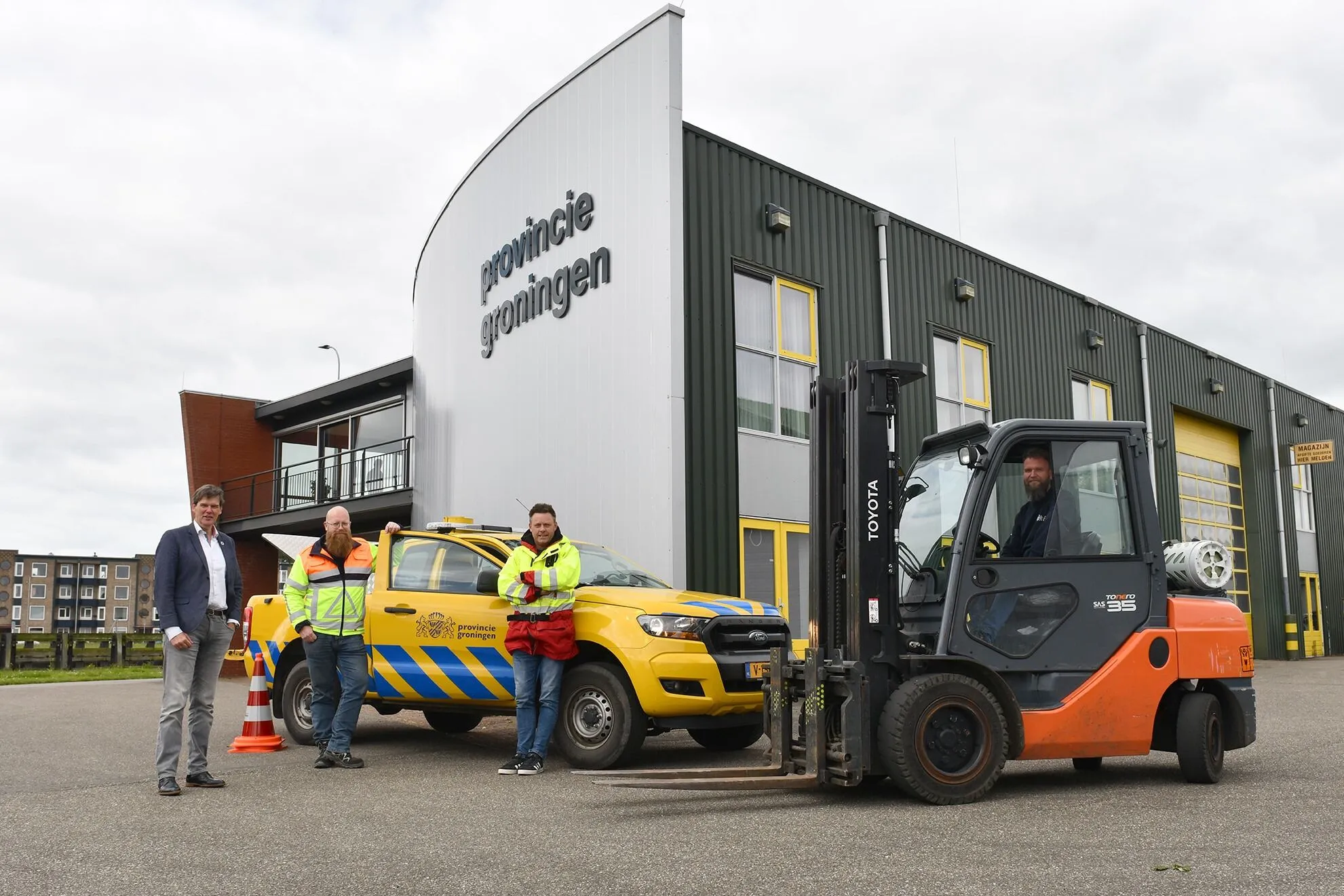 Vier mensen staan voor het gebouw van buitendienstlocatie Oostersluis
