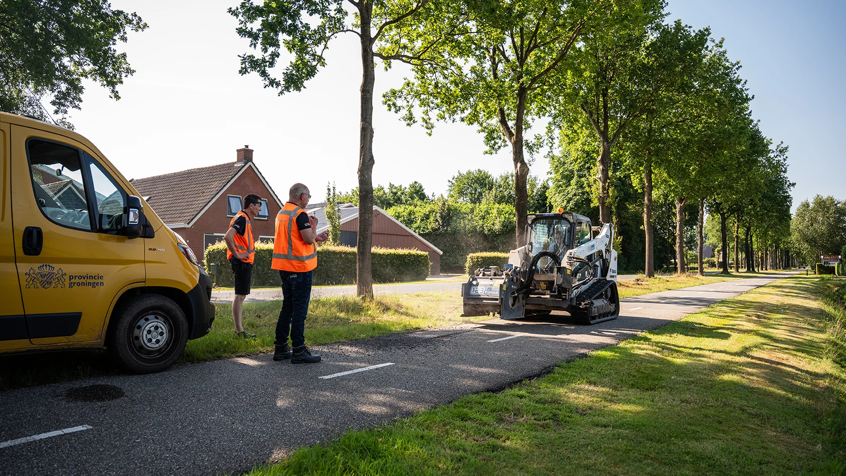 twee personen bij een traktor