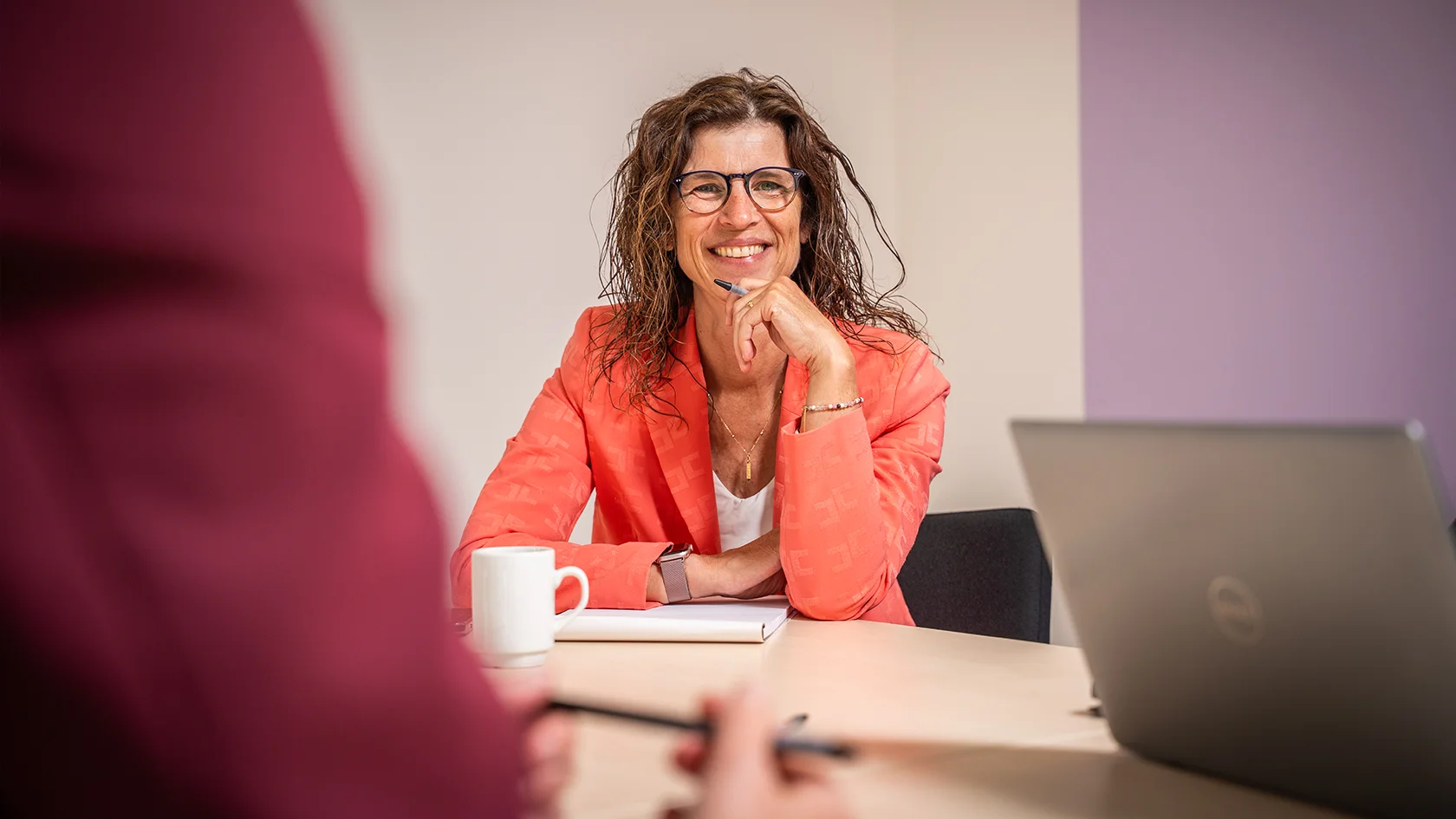 Een vrouw dat recht de camera inkijkt