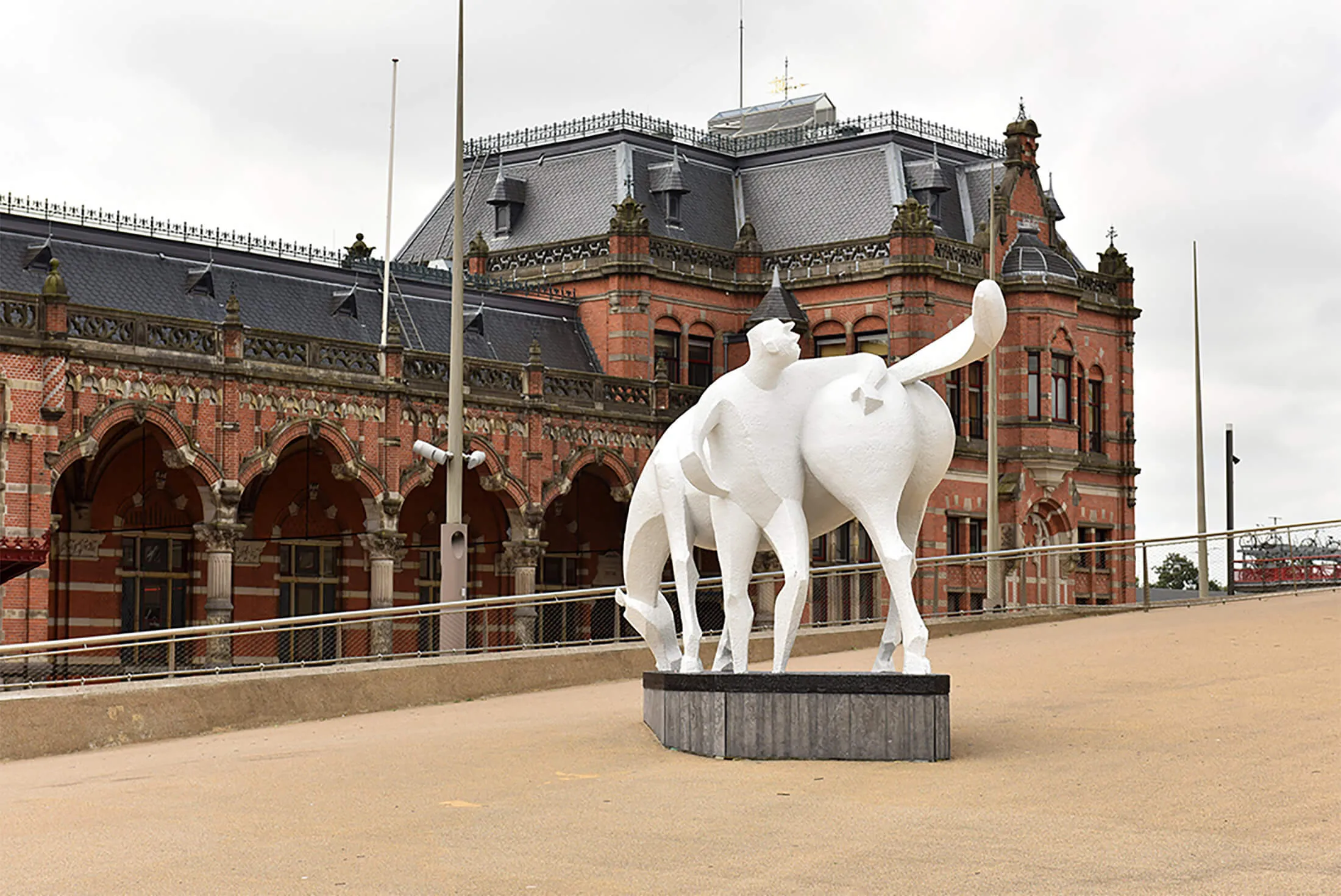 Foto van een beeld voor het gemeentehuis