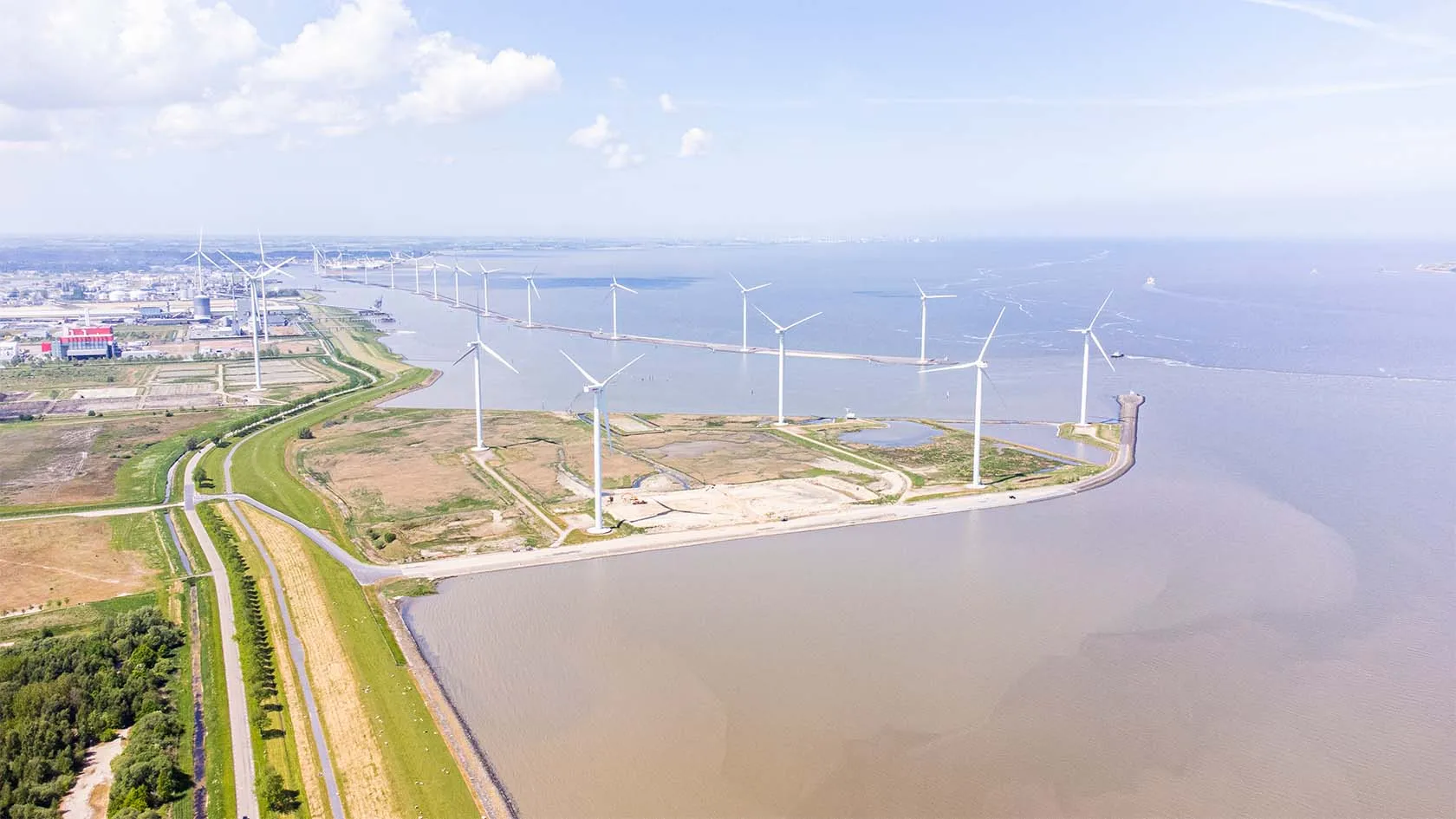 Luchtfoto van een windmolenpark aan de kust